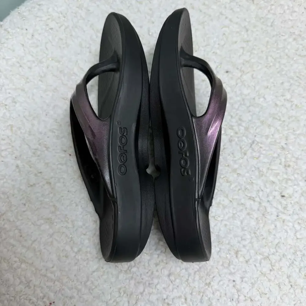 OOFOS Women's OOlala Luxe Recovery Sandal Metallic Black Purple Size W6